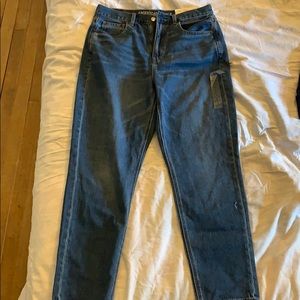 Brand new American eagle mom jeans! Size 8!